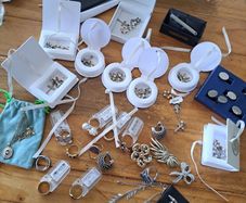 Mixed lot of jewellery, cuff links, Rosary beads, Vintage brooches,necklaces,earrings