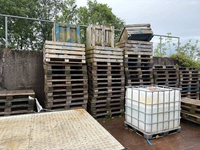 Pallets. Block grab lifter.