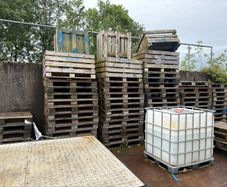 Pallets. Block grab lifter.