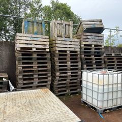 Pallets. Block grab lifter.