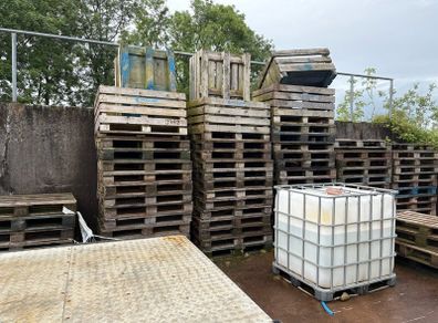 Pallets. Block grab lifter.
