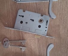 handles and lock with keys