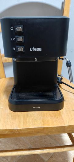 Ufesa Varese Espresso Machine + Barista Kit