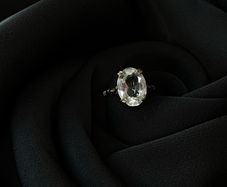 Beautiful 9ct yellow gold white topaz ring