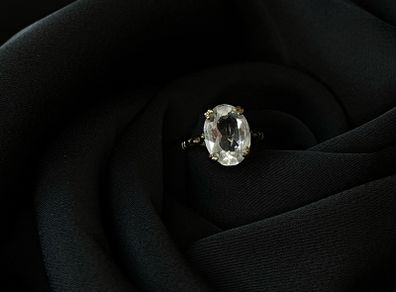 Beautiful 9ct yellow gold white topaz ring