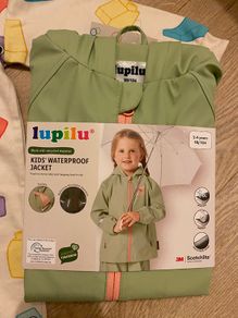 Rain coat, hair clips