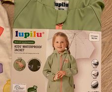 Rain coat, hair clips