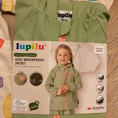 Rain coat, hair clips