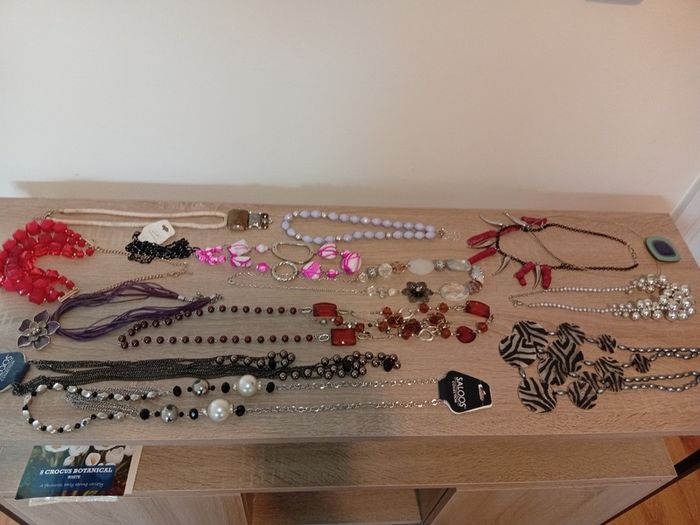 Collection of costume Jewellery necklace all sorts no broken pieces various brands