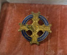 Vintage Ireland. EUCHARISTIC CONGRESS, DUBLIN, 1932, pilgrim's gilt bronze and enamel lapel badge