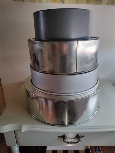 Round cake tins