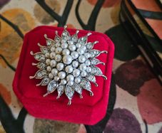 Pearl Brooch / Unworn