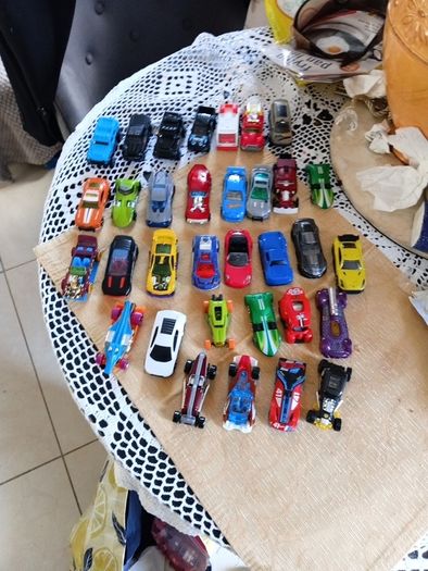 33 Die cast metal collectable cars