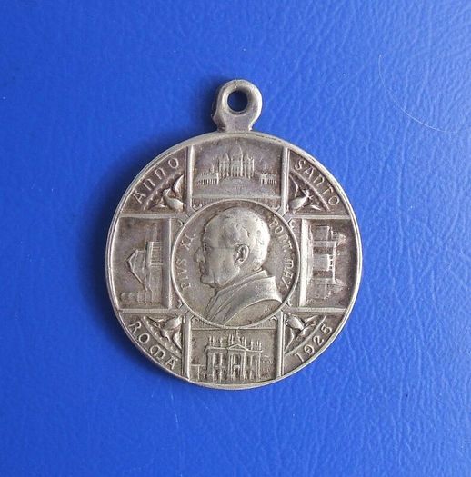POPE PIUS XI (Anno Santo 1925) - a scarce commemorative medal depicting Pius XI and Saints Peter and Paul on the reverse side