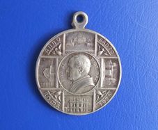 POPE PIUS XI (Anno Santo 1925) - a scarce commemorative medal depicting Pius XI and Saints Peter and Paul on the reverse side
