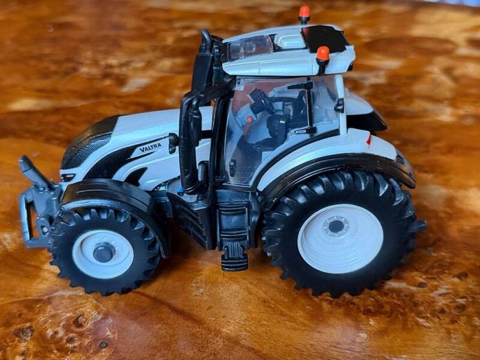 Britains 43215 Valtra T254 Versu Silver