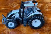 Britains 43215 Valtra T254 Versu Silver