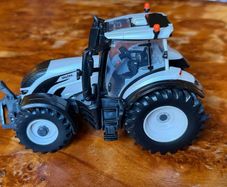 Britains 43215 Valtra T254 Versu Silver
