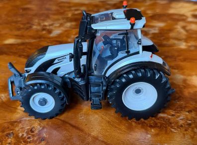 Britains 43215 Valtra T254 Versu Silver