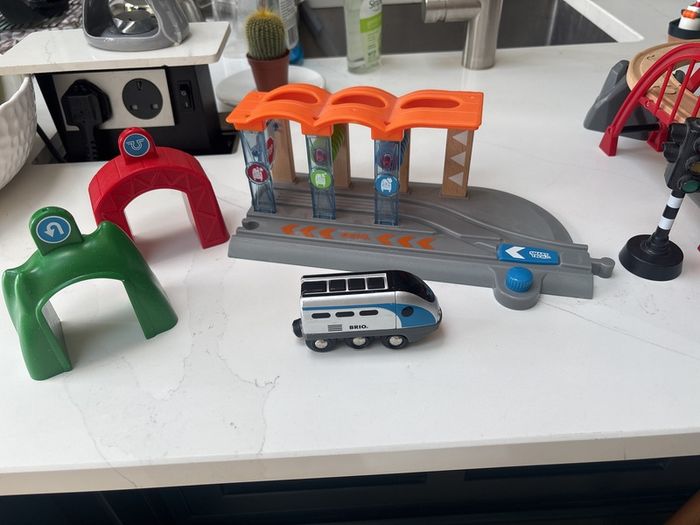 Brio Smart Tech Original Washing Station with BRIO Smart Tech ST-217 - Blue & Silver Streamlined Express Train
