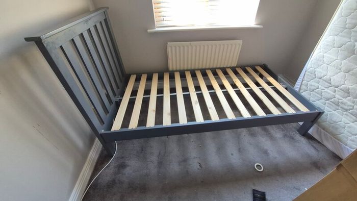 3ft bed frame & matching chest of drawers