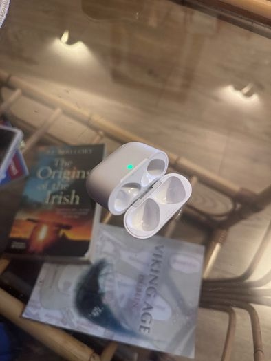 AirPods 4 case