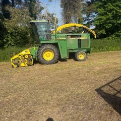 John Deere 6810 harvester