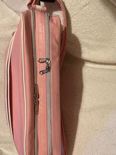 15'' Laptop bag. L 38cm x W 10cm x H 29cm. New. Pink