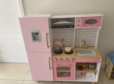 Toy kitchen