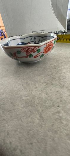 4 different ietms -1- Jingdezhen Porcelain 101/4 -inch Dragon Rice Grain Luncheon Plate - Vintage Blue and White Chinese Design is slieght chip at the edge 15.00 euro.2- Vintage Japanese octagonal porcelain bowl, commonly crafted in the traditional Arita 