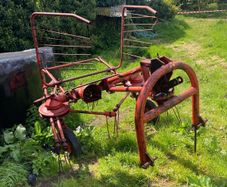 Niemeyer hay kicker and Fleming type bale lifter