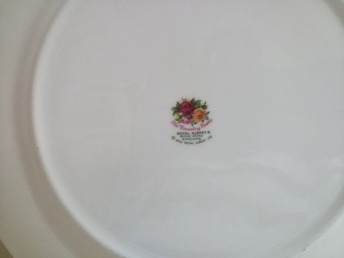 Dinner Plates x 12, D 26.5 cm Royal Albert Old Country Roses Bone China
