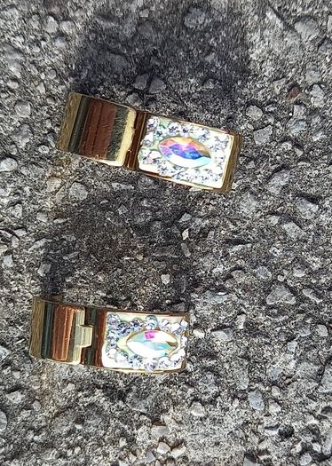 Vintage jewelry is sold individually for 5 to 10 euros.