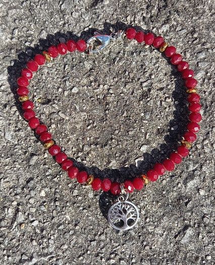 Vintage jewelry is sold individually for 5 to 10 euros