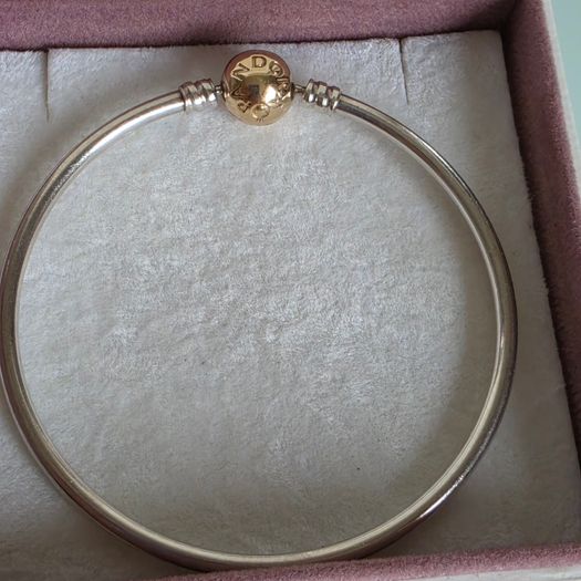 Pandora Moments two-tone bangle ir sterling silver with a 14k yellow gold ball clasp. (Size approx 19cm) for the right size please check all the photos (the bracelet is in very good condition)