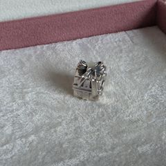 Pandora gleaming gift charm with decorative star/bow on top very good condition