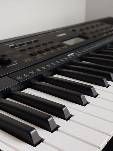 Yamaha PSR-E273 keyboard - brand new