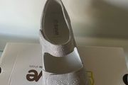 Suave Yolanda Women's Sandals