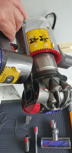 Dyson V8
