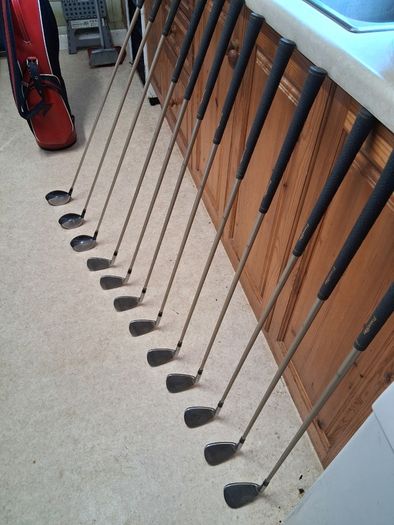 Ladies Golf Clubs. Complete Matching Set Of Ladies Right Handed Graphite Shafted Golf Clubs In Excellent Condition.