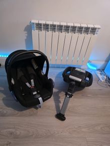 Immaculate car seat and Isofix base
