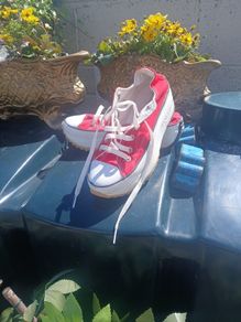 converse. Red size 5