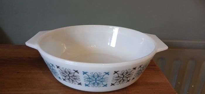 JAJ Pyrex Chelsea casserole dishes