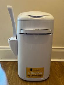 Cat litter locker