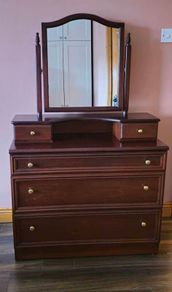 Chest of drawers / dressing table