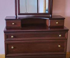 Chest of drawers / dressing table