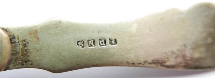 Vintage Sheffield butter or fish knives, two knives have white mother-of-pearl handles