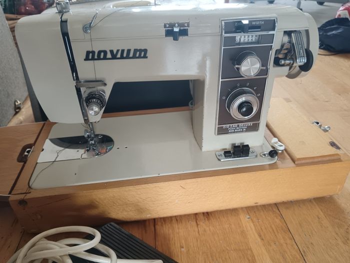 2 Sewing Machine one does zigzag right side main photo the other in left straight only just need a. Puller.  Both working