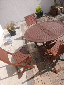 outdoor table and chairs