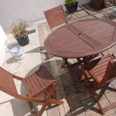 outdoor table and chairs